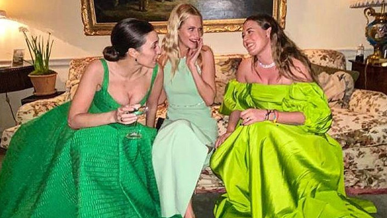 Η πριγκιπική εμφάνιση της Nina Flohr με φόρεμα στο χρώμα της σεζόν