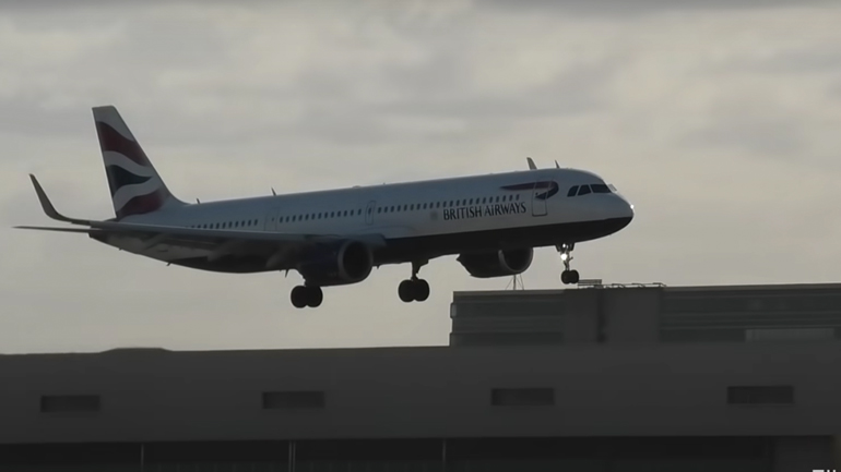 Airbus A321 εναντίον ριπής ανέμου κατά την προσγείωση