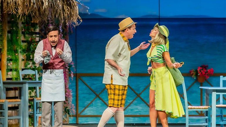 Η παράσταση «Ο Κλέαρχος, η Μαρίνα και ο κοντός» επιστρέφει στο Θέατρο Αλάμπρα