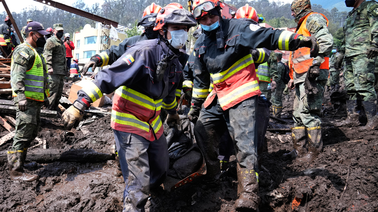 Ισημερινός: Σωστικά συνεργεία αναζητούν θύματα της φονικής κατολίσθησης στο Κίτο