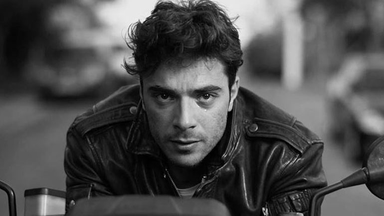 Πλήθος κόσμου στο κοιμητήριο Σχιστού για το τελευταίο «αντίο» στον Πάνο Νάτση