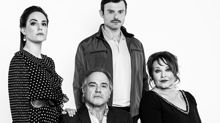 Οι Lyons σε σκηνοθεσία Ρέινας Σ. Εσκενάζυ  στο μικρό θέατρο Κεραμεικού