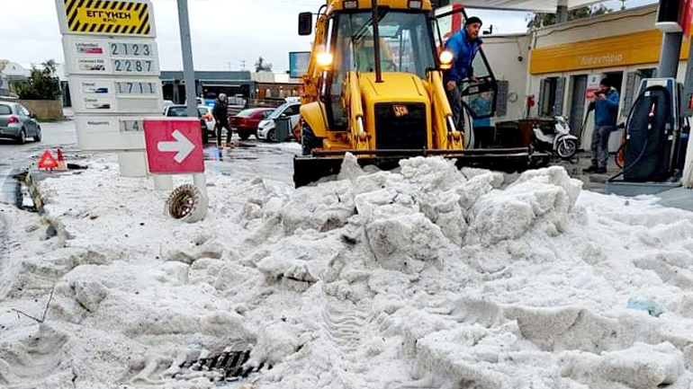 Σαντορίνη: Καθάρισαν το χαλάζι με τις μπουλντόζες!