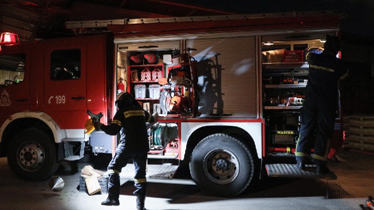 Πυρκαγιά σε διπλοκατοικία, στη Σαλαμίνα, προκάλεσε σοβαρές υλικές ζημιές