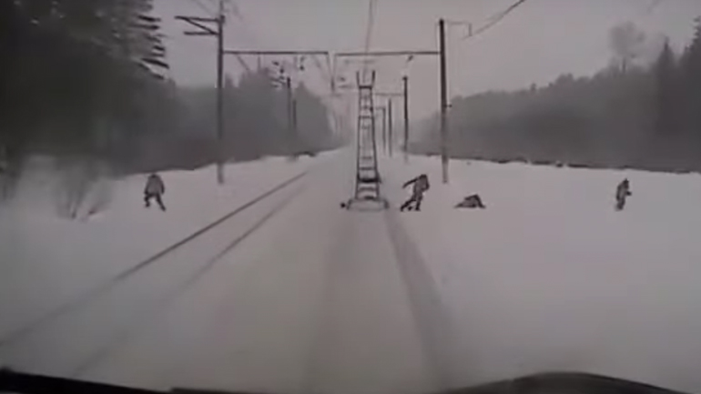 Τρένο παραλίγο να χτυπήσει εργάτες