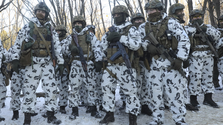 Ουκρανοί στρατιώτες πραγματοποιούν γυμνάσια με τη χρήση αμερικανικών πυραύλων