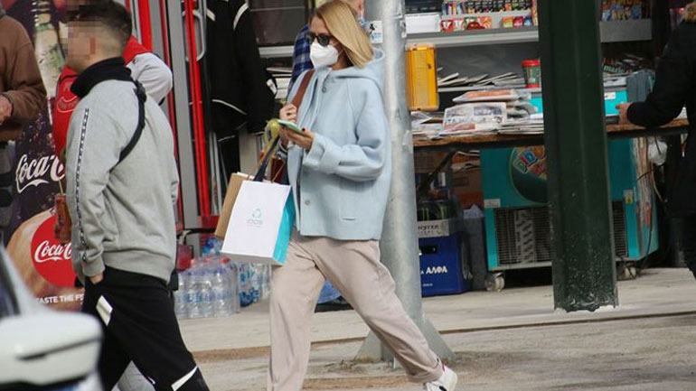 Τζένη Μπαλατσινού : Με athleisure look στο κέντρο της πόλης