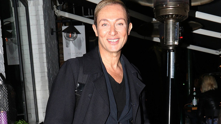 Το οργισμένο μήνυμα του Βασίλειου Κωστέτσου για τη λεκτική επίθεση που δέχτηκε μαθητής επειδή φορούσε φούστα