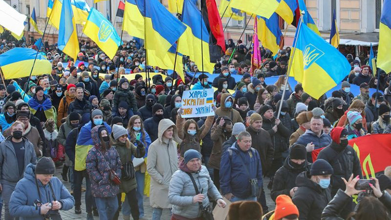 Ουκρανία: Χιλιάδες πολίτες βγήκαν στους δρόμους διαδηλώνοντας σε πόλη κοντά στα ρωσικά σύνορα