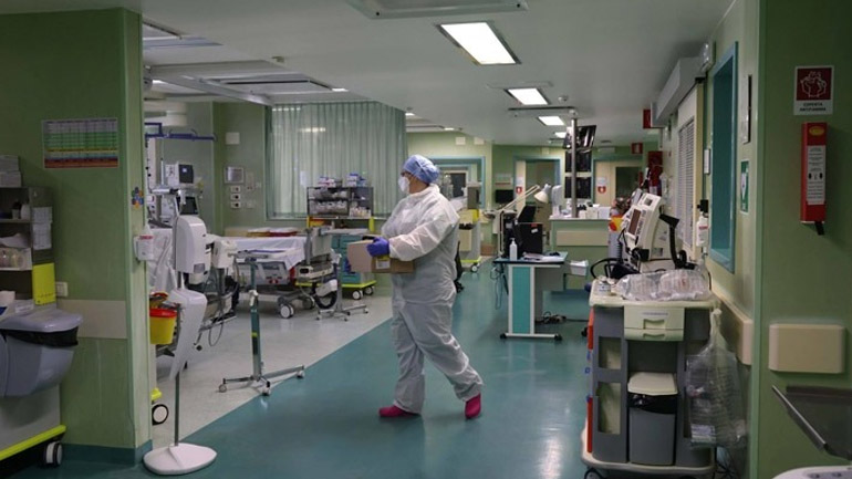 Ιταλία: Μειώνονται οι ασθενείς σε ΜΕΘ και νοσοκομειακούς θαλάμους
