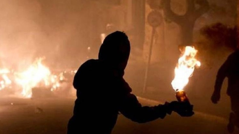  Έριξαν μολότοφ σε διμοιρία ΜΑΤ στα Εξάρχεια