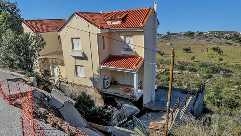 «Παλεύουμε με τον χρόνο», λέει ο δήμαρχος Ραφήνας για την καθίζηση στον Νέο Βουτζά