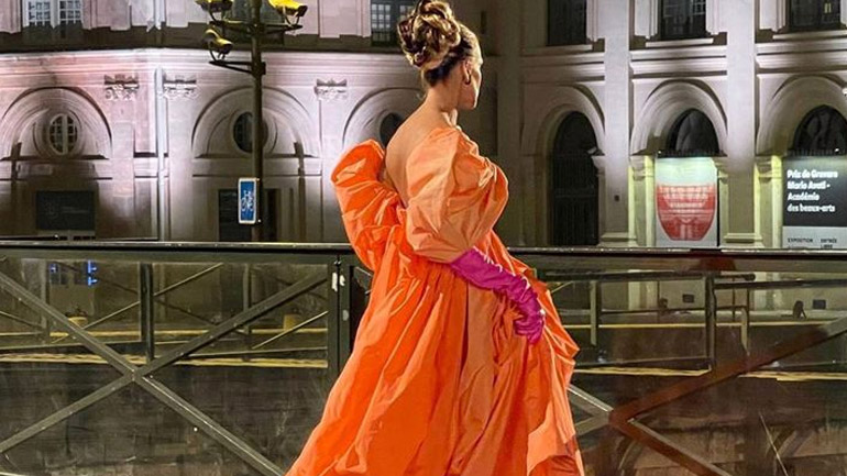 Sarah Jessica Parker: Η καθηλωτική εμφάνιση με πορτοκαλί φόρεμα Valentino στο φινάλε του «And Just Like That»