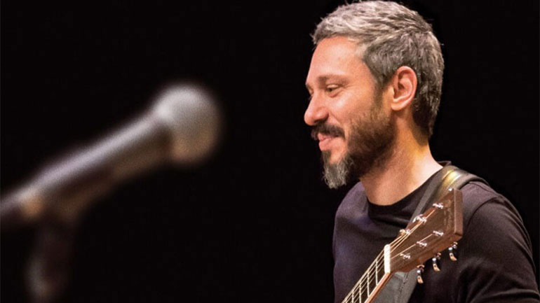 Μια συναυλία στο απόλυτο σκοτάδι με τον Αλκίνοο Ιωαννίδη για καλό σκοπό