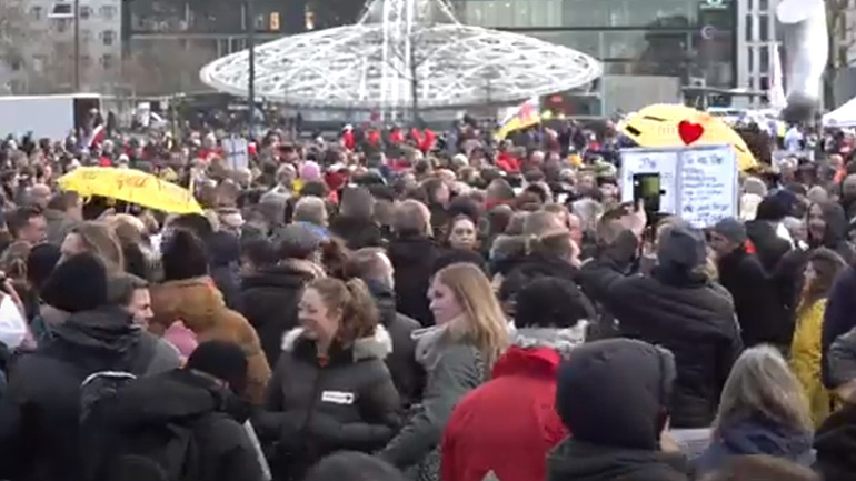 Ολλανδία: Συγκέντρωση διαμαρτυρίας κατά της υποχρεωτικότητας των εμβολιασμών στο Ρότερνταμ