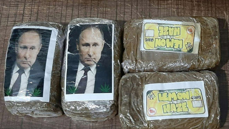 Λιβύη: Πλάκες χασίς που εικονίζουν τον Πούτιν ξεβράστηκαν σε παραλία