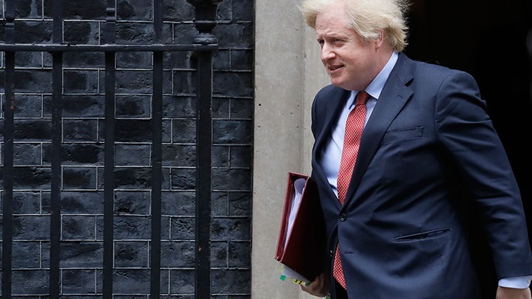 Ο Μπόρις Τζόνσον δηλώνει πως θα επιβιώσει στην πρωθυπουργία και τραγουδά «I Will Survive»