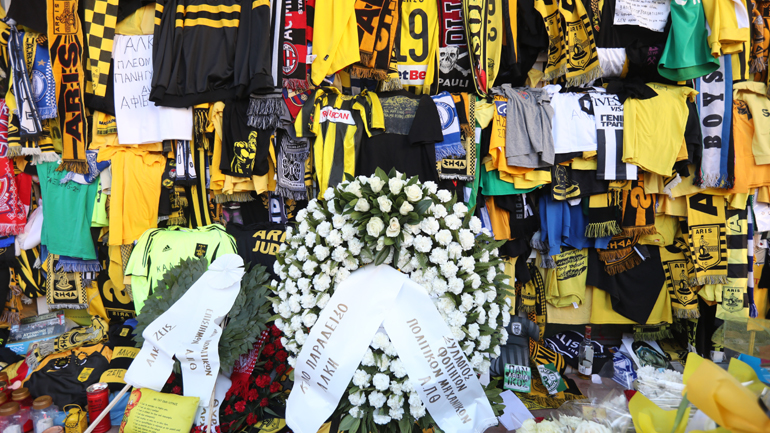 Θεσσαλονίκη: Στην οικογένεια του Άλκη τα κασκόλ, οι φανέλες και τα γράμματα