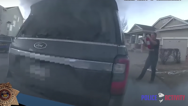 Αστυνομικός σώζει σκύλο από αυτοκίνητο που φλέγεται