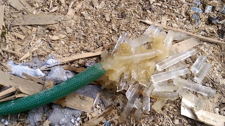 Μηχανή πάγου στον κήπο