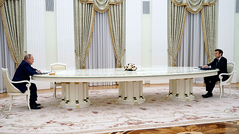 Την «έναρξη της απολιμάκωσης» στην ουκρανική κρίση ζήτησε από τον Πούτιν ο Μακρόν