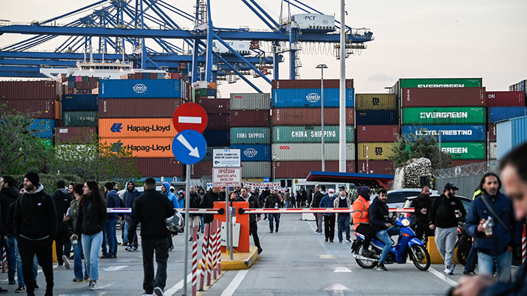 Απεργούν οι εργαζόμενοι στη διακίνηση εμπορευματοκιβωτίων Απεργούν οι εργαζόμενοι στη διακίνηση εμπορευματοκιβωτίων