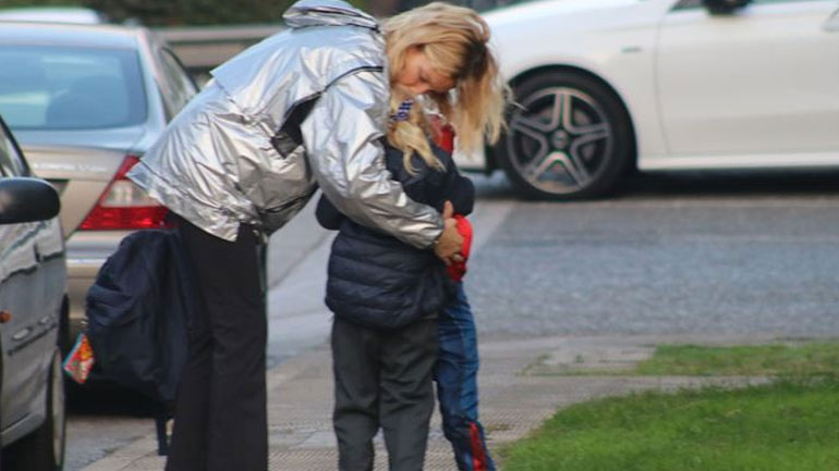 Βίκυ Καγιά: Βόλτα στη Γλυφάδα με τη μικρή Μπιάνκα και τον Κάρολο