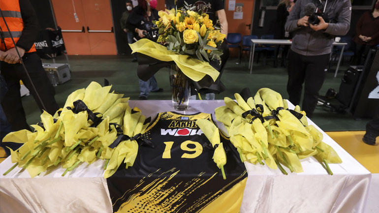 Άρης-Ολυμπιακός: Διεκόπη ο αγώνας στο 19ο λεπτό στη μνήμη του Άλκη Καμπανού