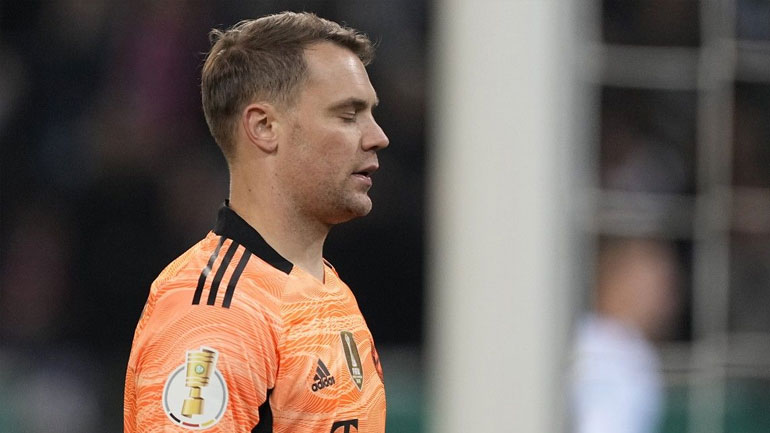 Μπάγερν Μονάχου: Έξι εβδομάδες εκτός γηπέδων ο Νόιερ