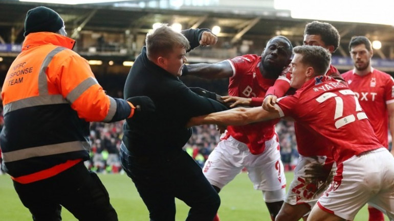 Ισόβιος αποκλεισμός στον οπαδό της Λέστερ που επιτέθηκε σε παίκτες της Νότιγχαμ