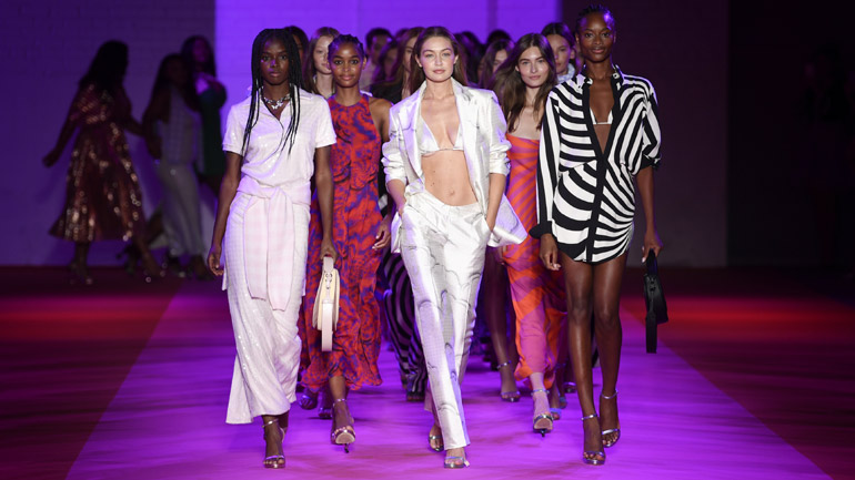 Μάσκες και τεστ Covid-19 στην Εβδομάδα Μόδας στη Νέα Υόρκη