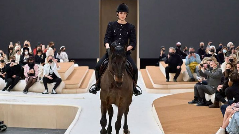 Η PETA αντιδρά για την εμφάνιση της Charlotte Casiraghi με άλογο στην πασαρέλα του οίκου Chanel