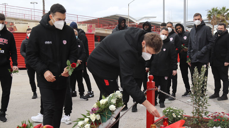 Μπάσκετ: Σύσσωμη η ομάδα του Ολυμπιακού στο μνημείο των θυμάτων της «Θύρας 7»