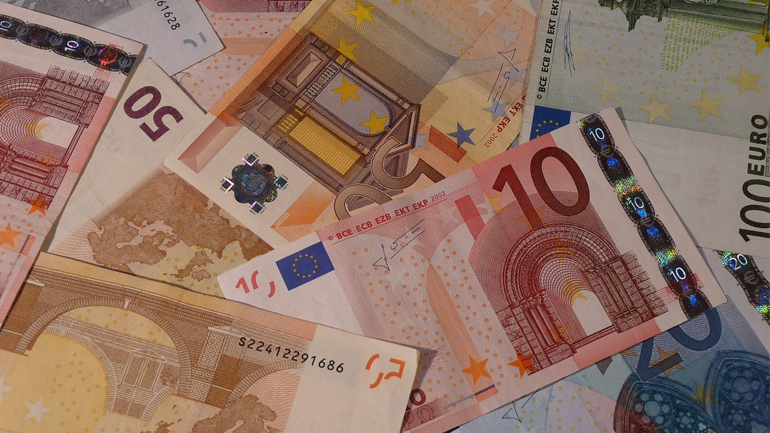 Απατεώνας ξεγέλασε ηλικιωμένη – Της έκλεψε 15.000 ευρώ από κουβά!