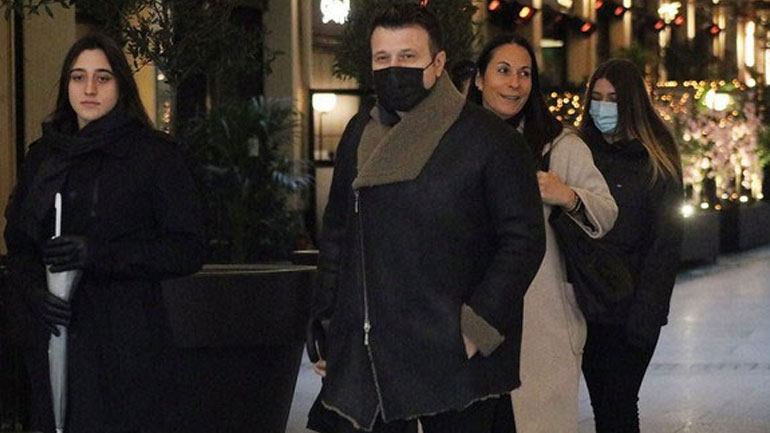 Γιάννης Πλούταρχος: Σπάνια δημόσια εμφάνιση με τη σύζυγό του και τις κόρες τους