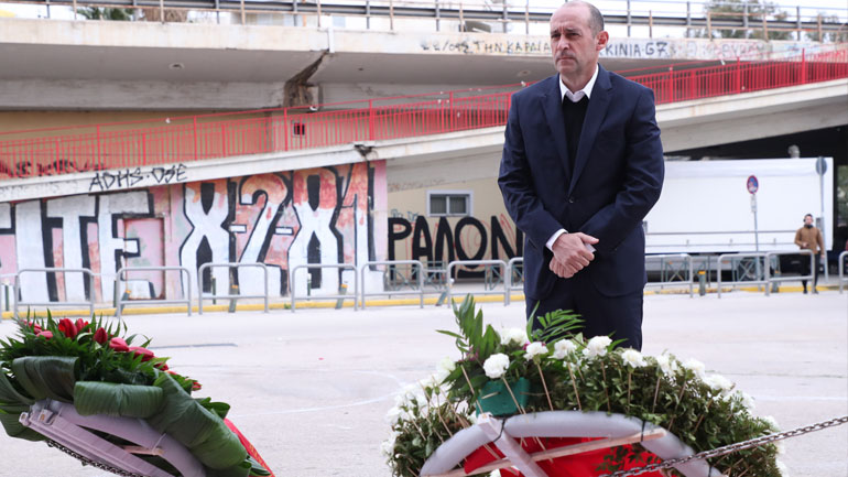 Ολυμπιακός: Ο Παναγιώτης Αγγελόπουλος στο μνημείο των θυμάτων της Θύρας 7