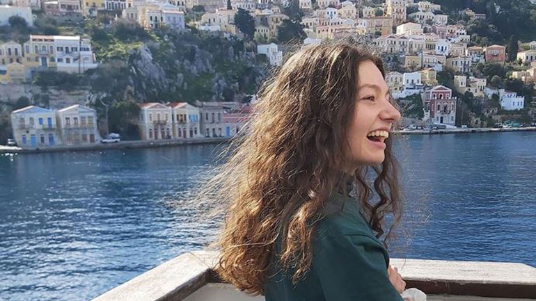 Eurovision 2022: Στη Σύμη για τα γυρίσματα του video clip η Αμάντα Γεωργιάδη