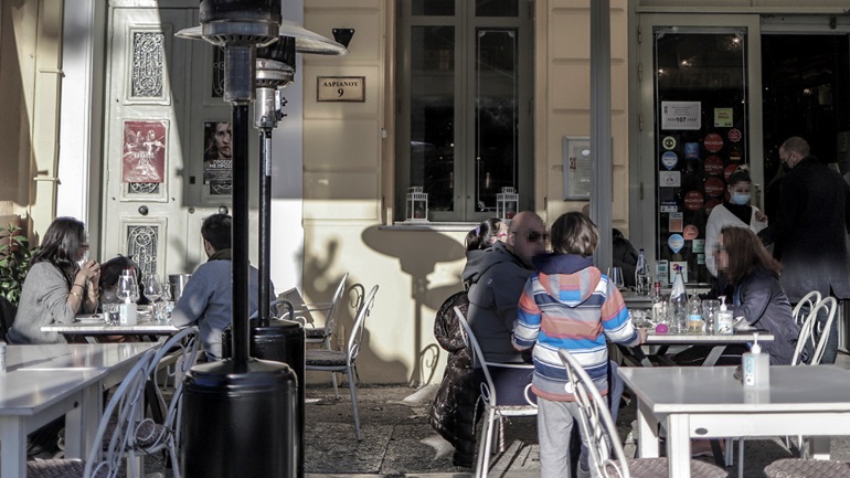 Συνεχίζεται η απαγόρευση ορθίων στην εστίαση – Χωρίς αποκριάτικες εκδηλώσεις και φέτος