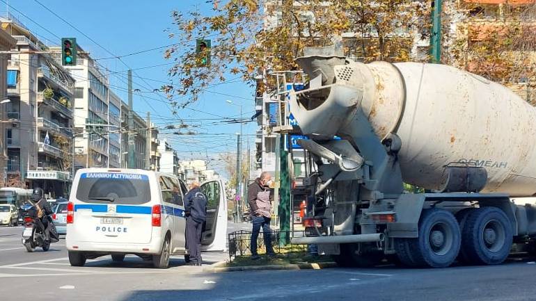 Τροχαίο με μπετονιέρα στο κέντρο της Αθήνας