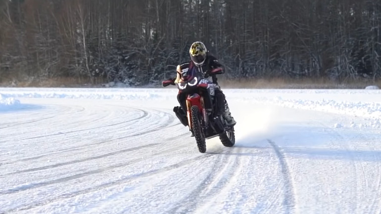 Τι κάνει ένα Honda Africa στον πάγο;