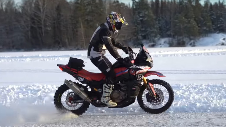 Ένα Honda πάει στα χιόνια.