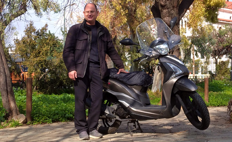 Δεν πάει πουθενά χωρίς το scooter του, ακόμα και όταν ο καιρός δε βοηθάει.