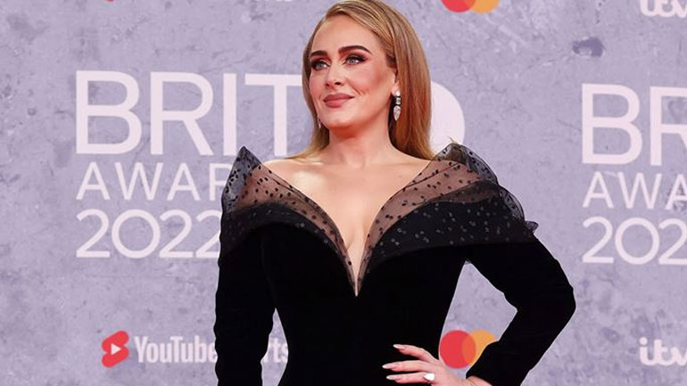 Adele: Πιο λαμπερή από ποτέ στο κόκκινο χαλί των Brit Awards 2022