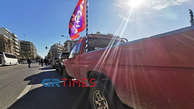  Δεκάδες αγροτικά αυτοκίνητα και τρακτέρ στην πλατεία της Επανομής…