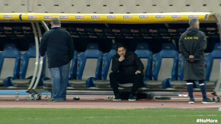 ΑΕΚ-ΠΑΟΚ: Απαρηγόρητος ο Γιαννίκης – Παρέμεινε στον πάγκο μετά τη λήξη του αγώνα!