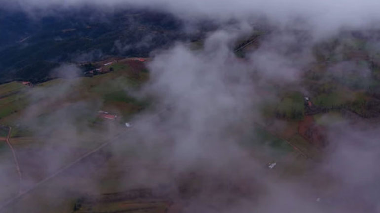 Το δάσος της Φολόης όπως φαίνεται πάνω από τα σύννεφα