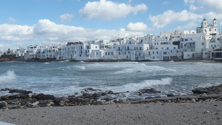 Πάρος: Θυελλώδες ανεμόβροχο «σάρωσε» το νησί – Ριπές ανέμου 11 μποφόρ!