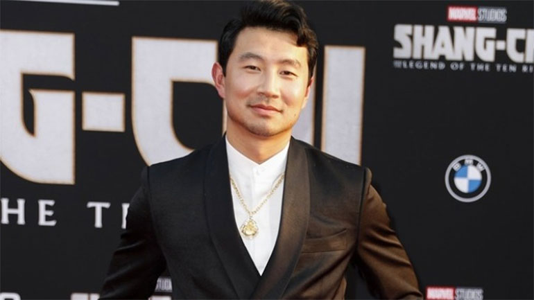 O Simu Liu έγραψε βιβλίο για την οικογένειά του και την πορεία του προς το Χόλιγουντ