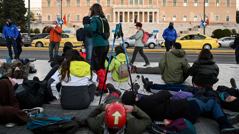 Ορειβάτες και χιονοδρόμοι στο Σύνταγμα ζητούν τη λήψη μέτρων για την πιο άμεση ορεινή διάσωση