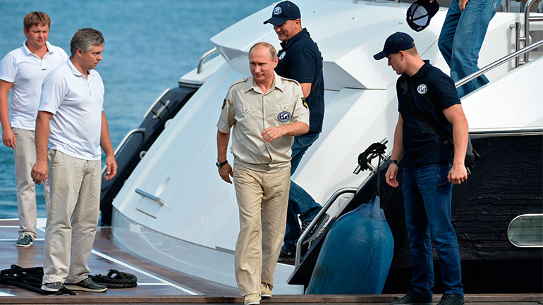 Bild: Άρον-άρον πήρε ο Πούτιν τη θαλαμηγό του από το Αμβούργο, για να αποφύγει ενδεχόμενη κατάσχεση